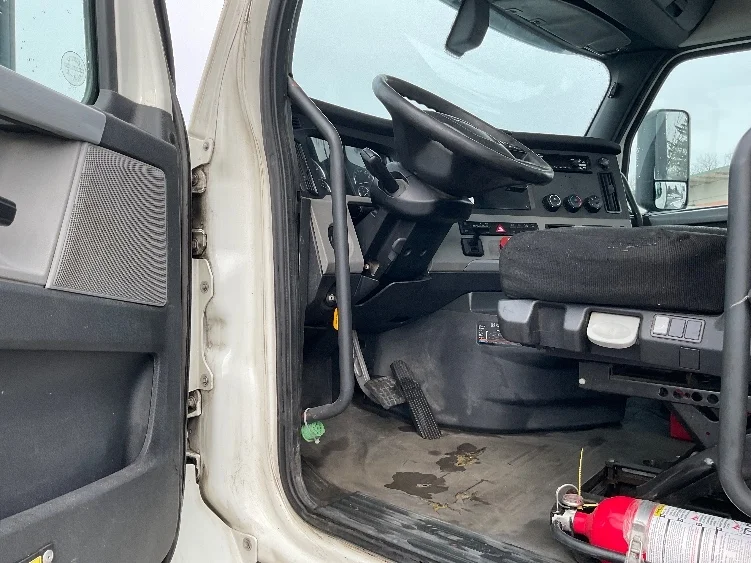 2018 Freightliner Cascadia - image 9