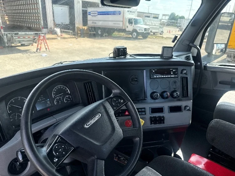 2022 Freightliner Cascadia in Dallas, TX — photo 10