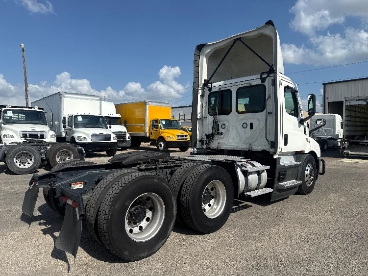 2022 Freightliner Cascadia in Dallas, TX — photo 7