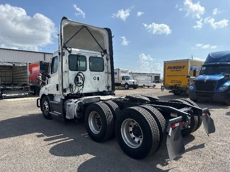 2022 Freightliner Cascadia in Dallas, TX — photo 5