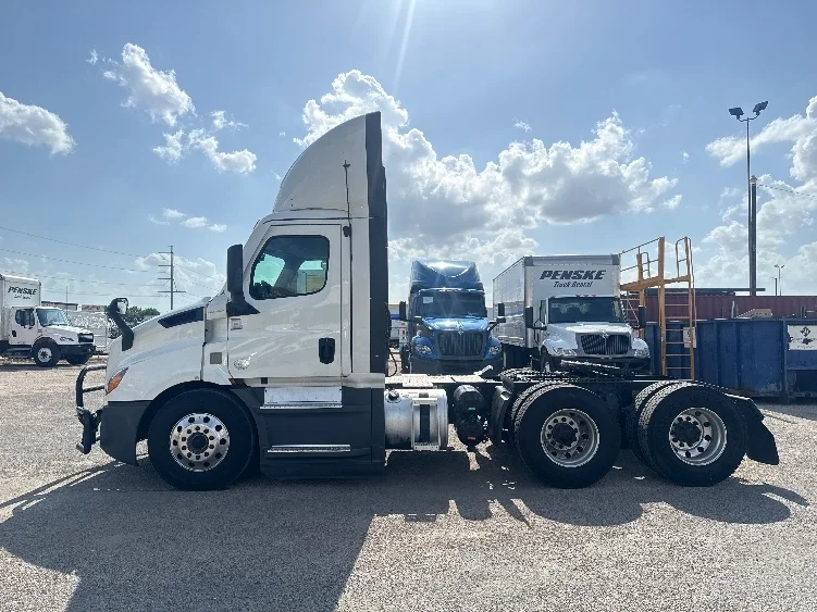 2022 Freightliner Cascadia in Dallas, TX — photo 4