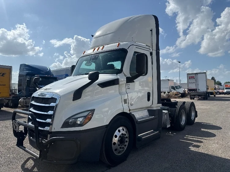 2022 Freightliner Cascadia in Dallas, TX — photo 3
