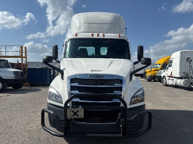 2022 Freightliner Cascadia in Dallas, TX — photo 2