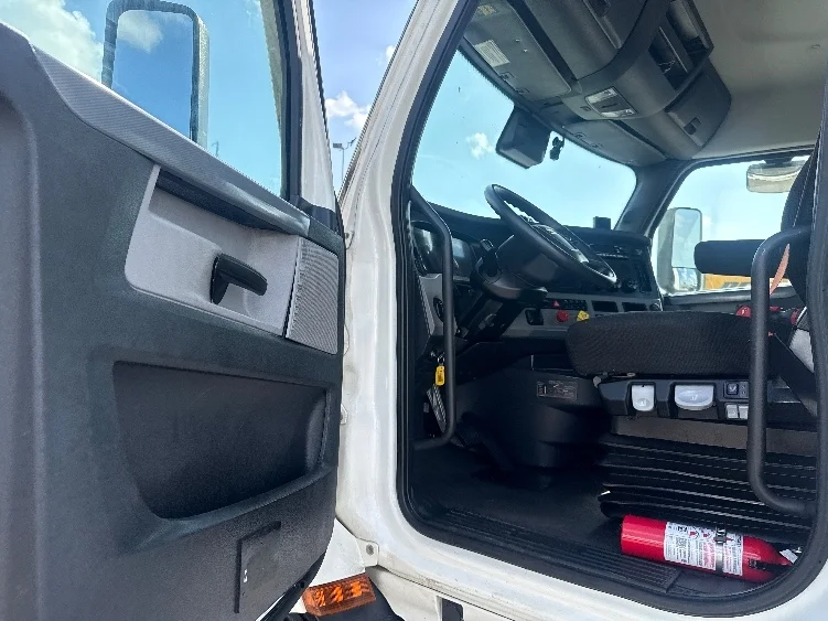 2022 Freightliner Cascadia in Dallas, TX — photo 9