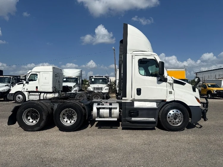 2022 Freightliner Cascadia in Dallas, TX — photo 8