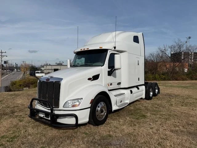 2022 Peterbilt 579 - image 2