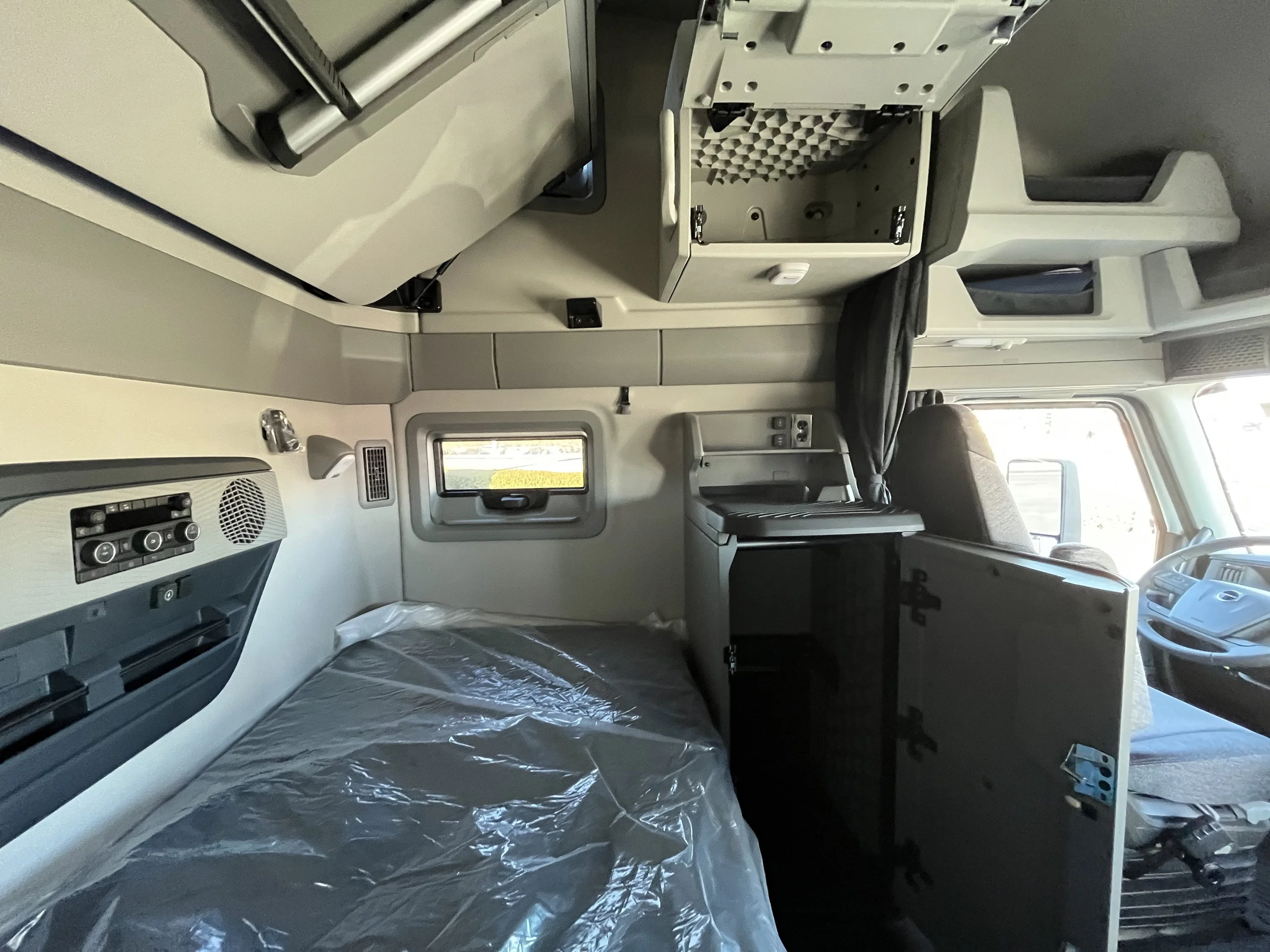 2027 Volvo VNL 860 in La Vergne — photo 17