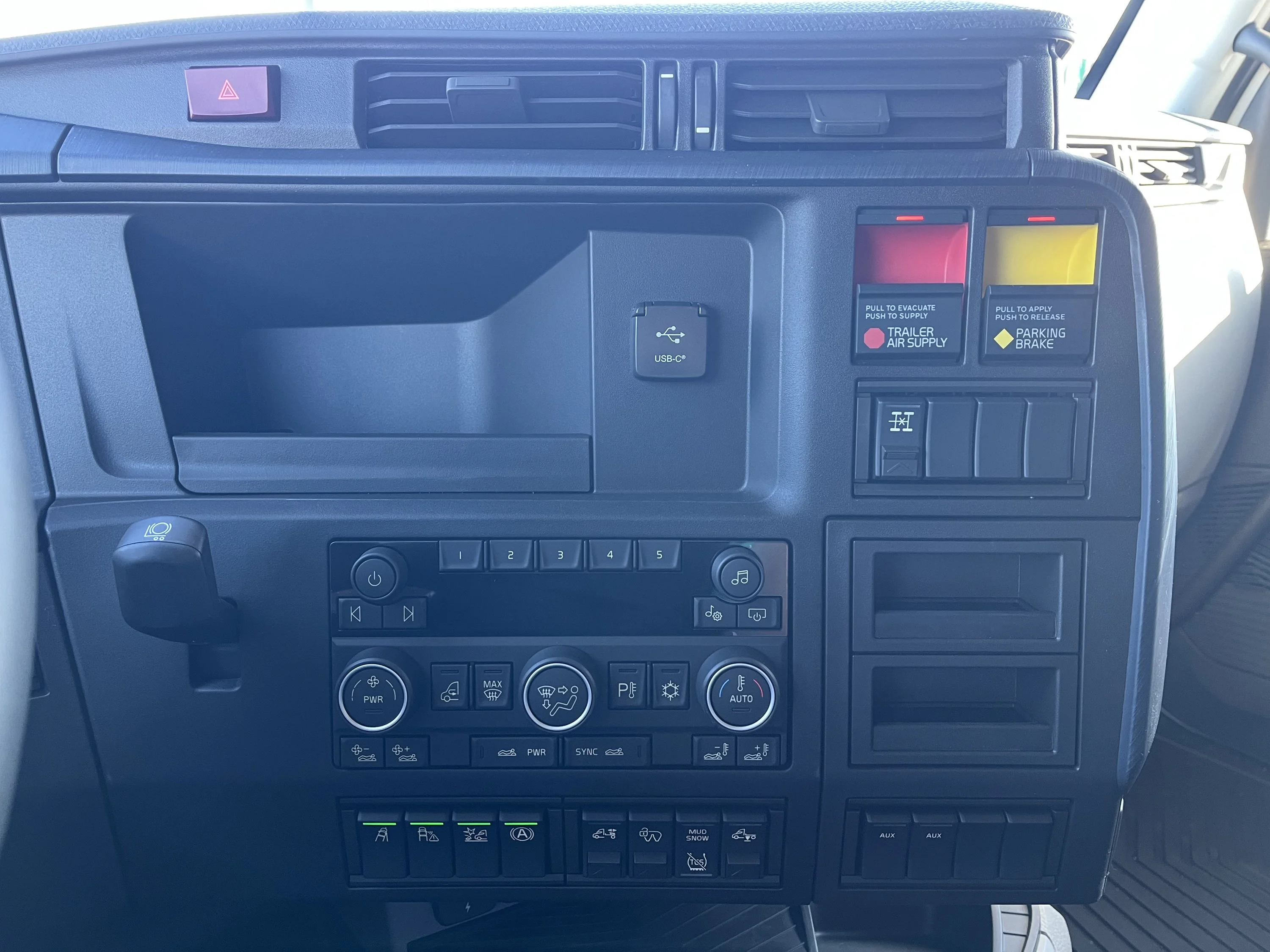2027 Volvo VNL 860 in La Vergne — photo 11