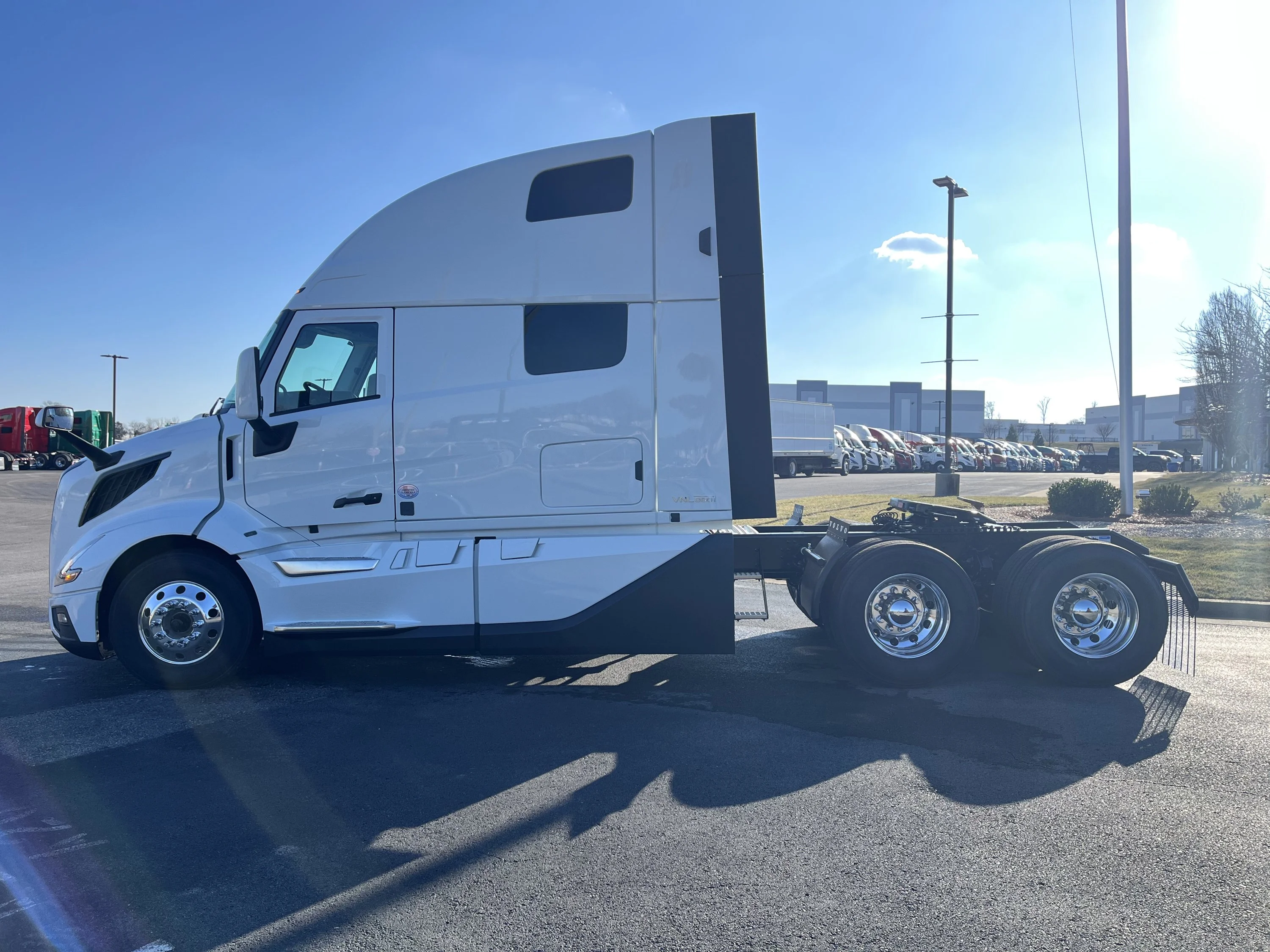 2027 Volvo VNL 860 in La Vergne — photo 6