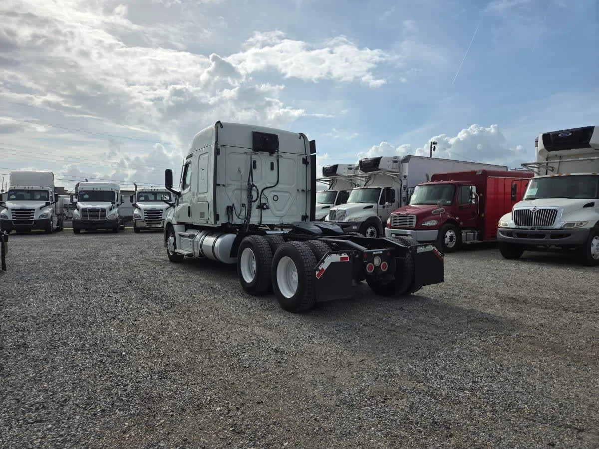 2020 Freightliner Cascadia in St. Rose, LA — photo 6