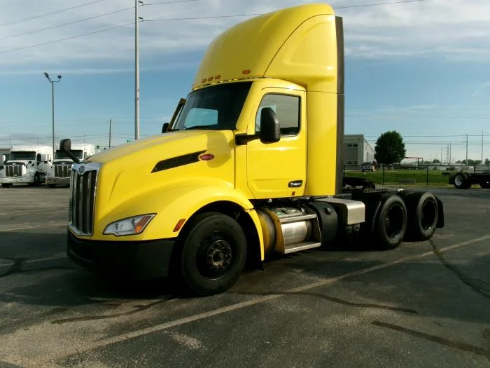 2023 Peterbilt 579 — photo 2