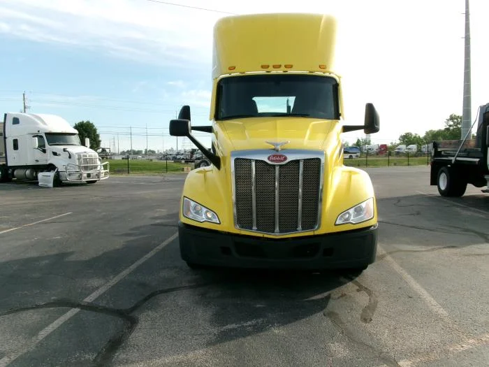 2023 Peterbilt 579 — photo 3