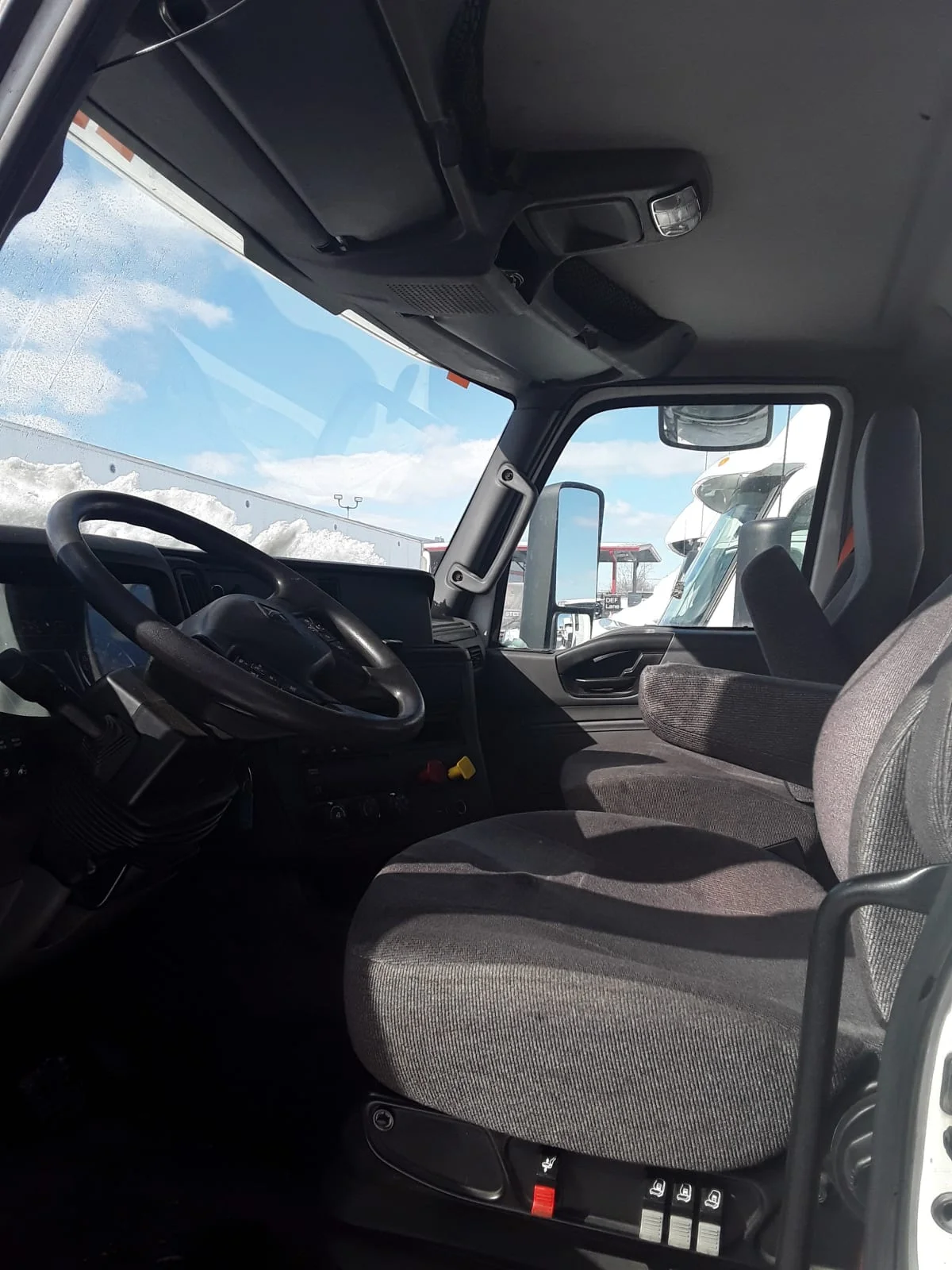 2019 International LT - image 7