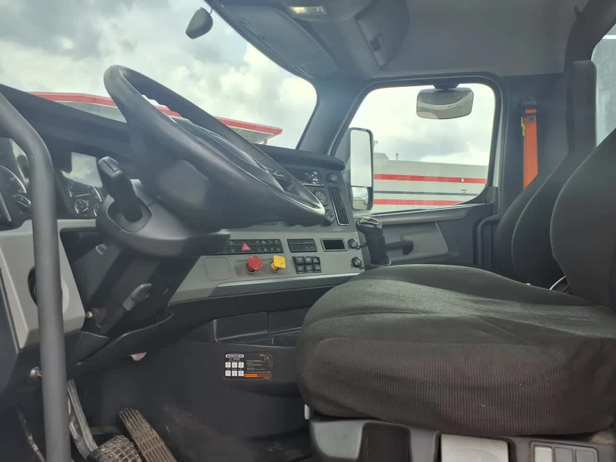 2021 Freightliner Cascadia in Taylor, MI — photo 7