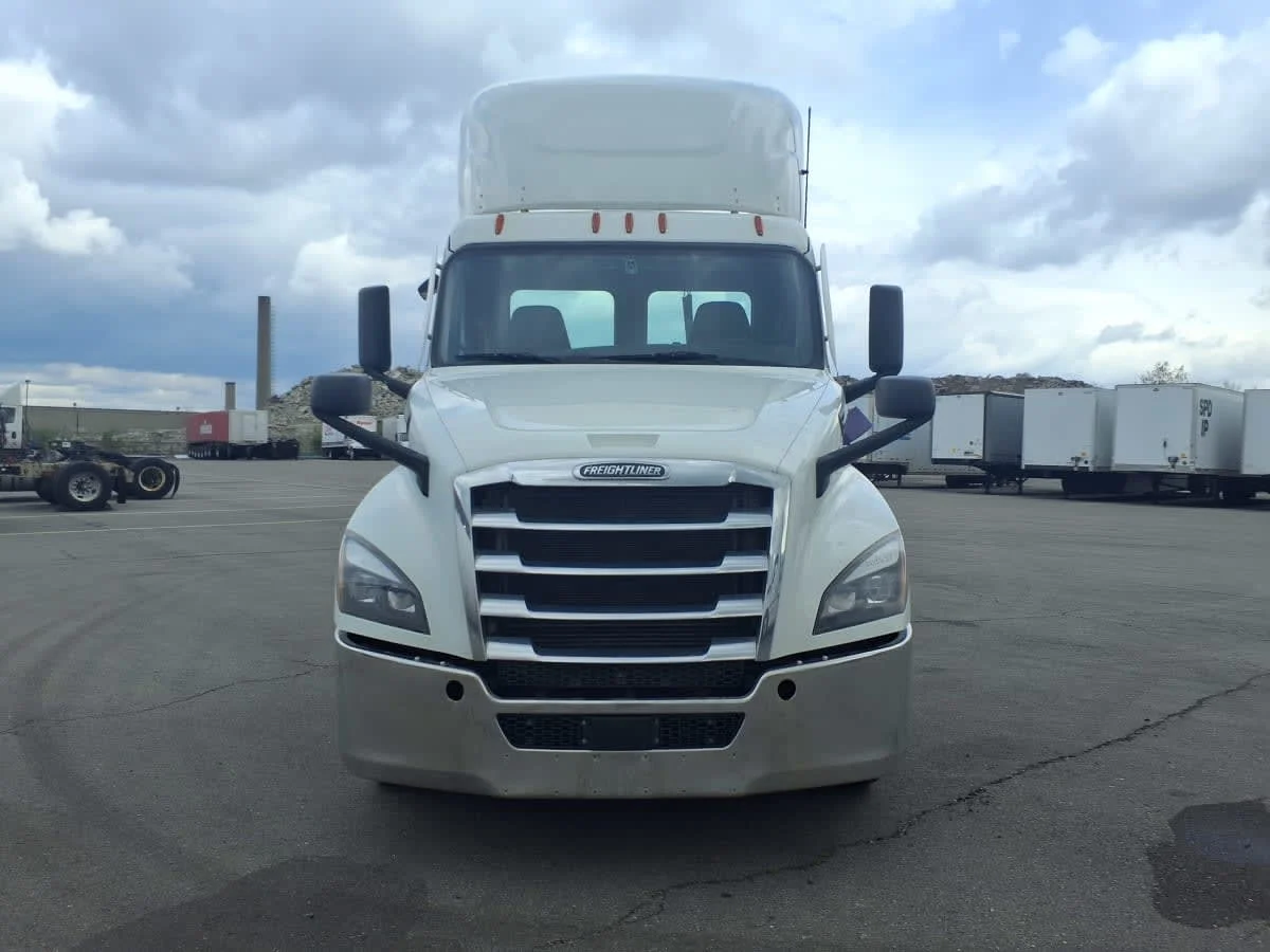 2021 Freightliner Cascadia in Taylor, MI — photo 2