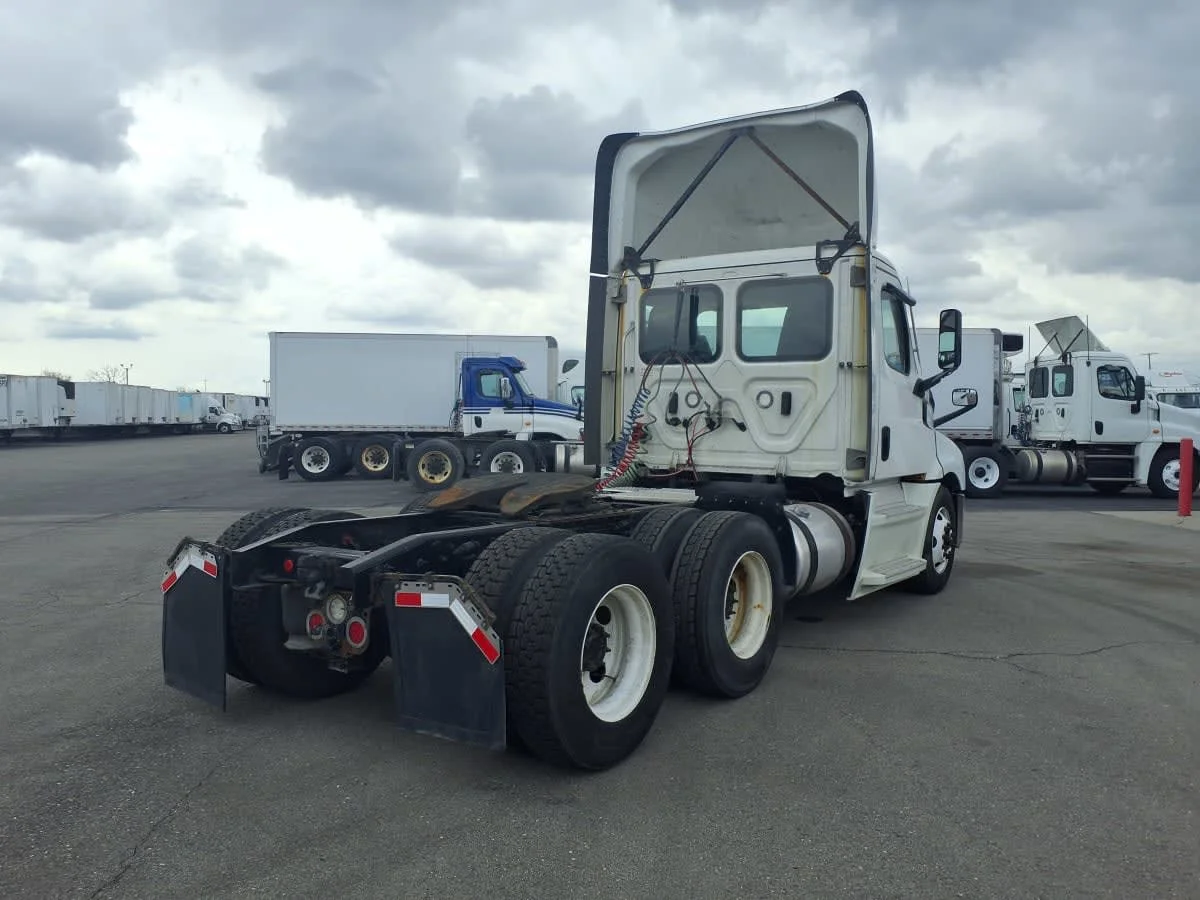 2021 Freightliner Cascadia in Taylor, MI — photo 4