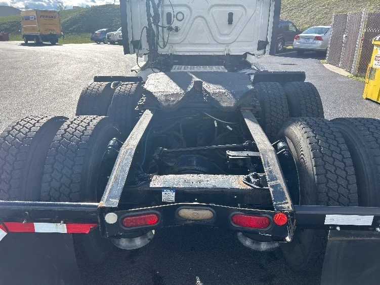 2022 Freightliner Cascadia - image 6