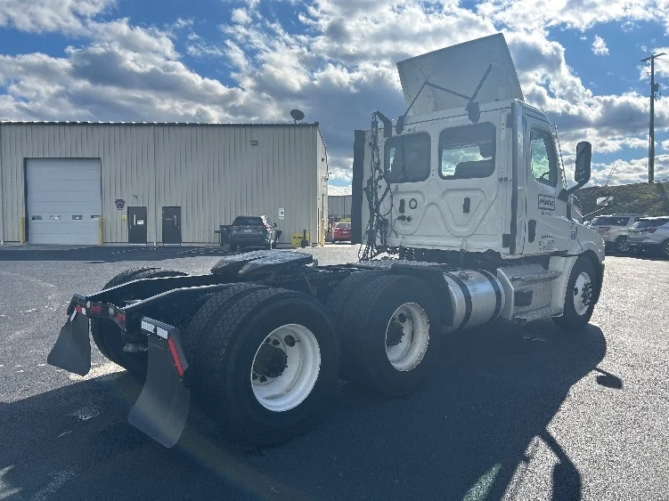 2022 Freightliner Cascadia - image 7