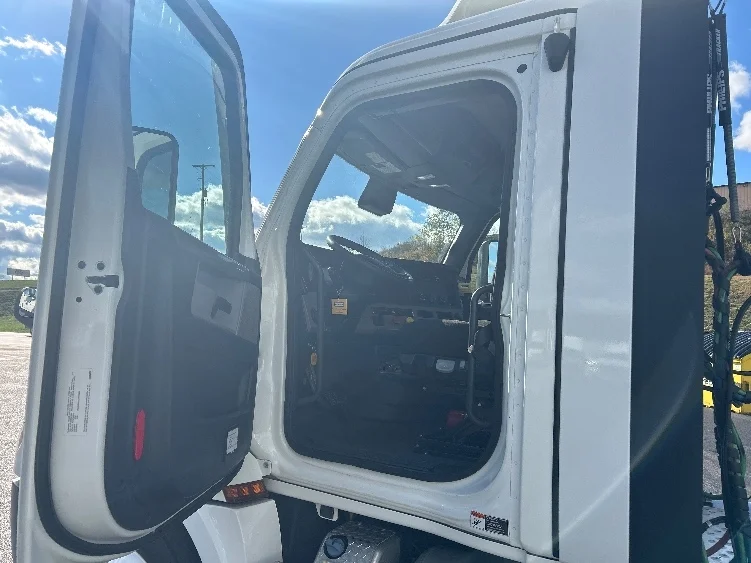 2022 Freightliner Cascadia - image 9