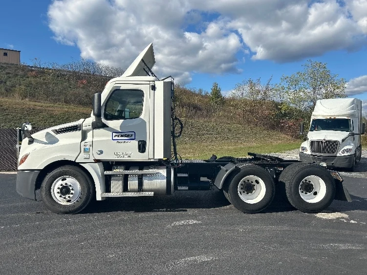 2022 Freightliner Cascadia - image 4