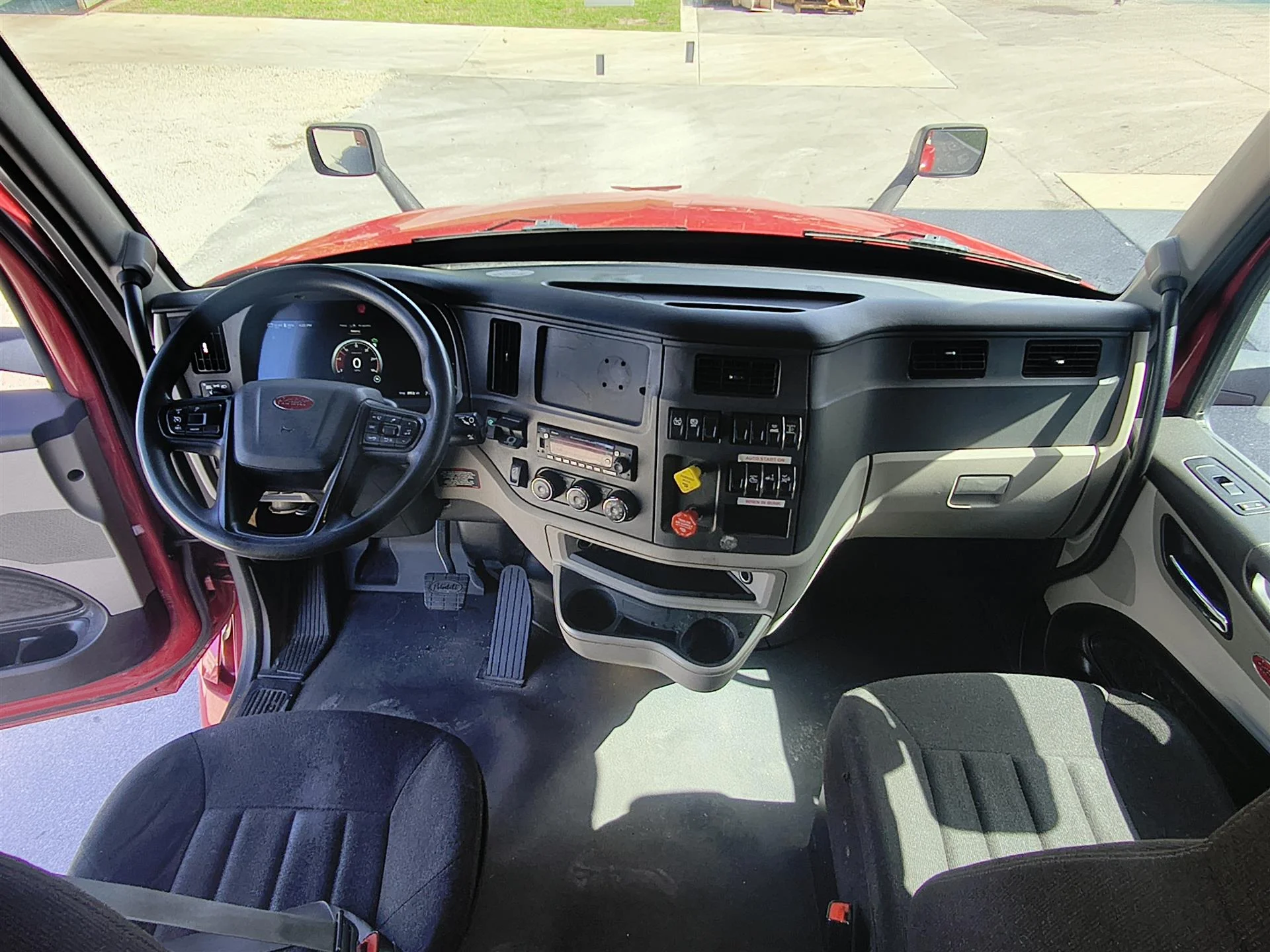 2023 Peterbilt 579 in Fort Lauderdale, FL — photo 10