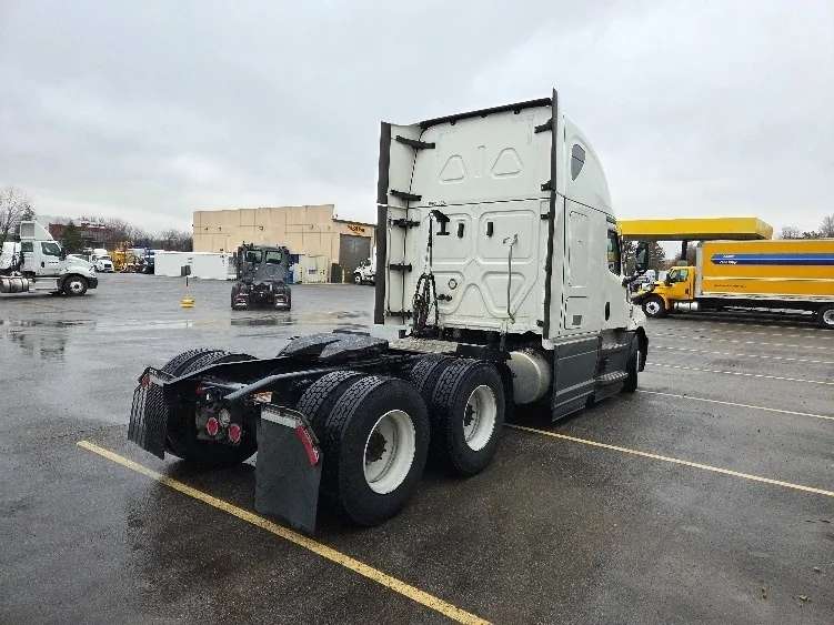 2023 Freightliner Cascadia - image 7