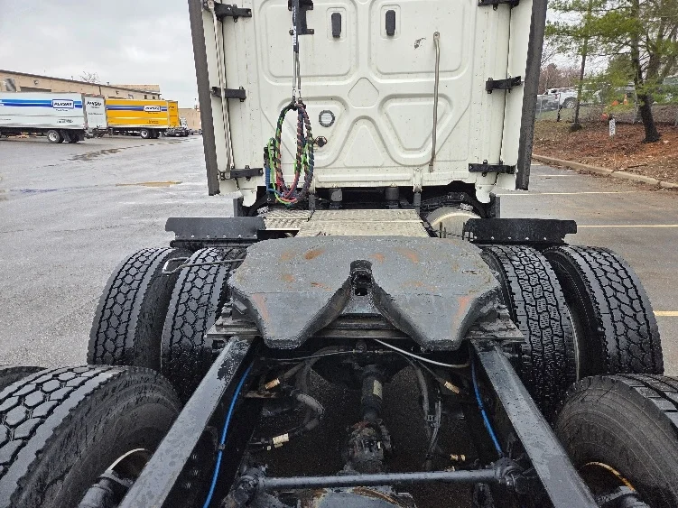 2023 Freightliner Cascadia - image 6