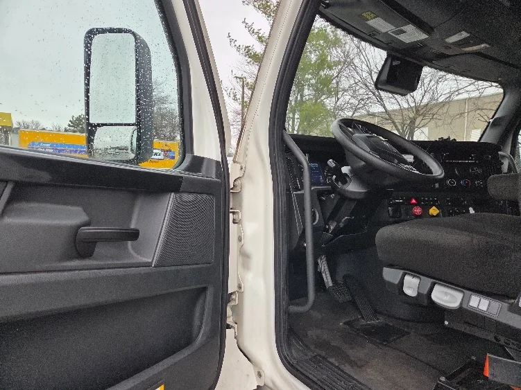 2023 Freightliner Cascadia - image 9