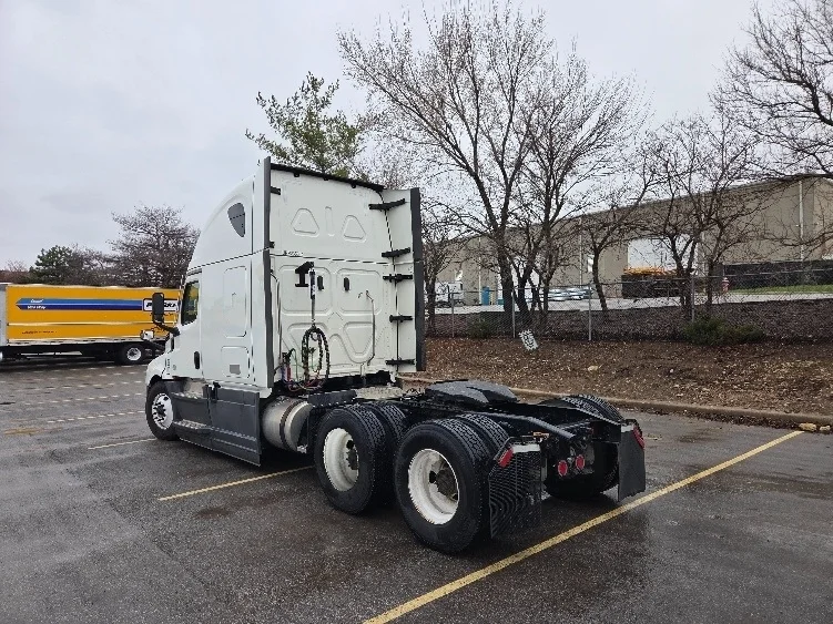 2023 Freightliner Cascadia - image 5