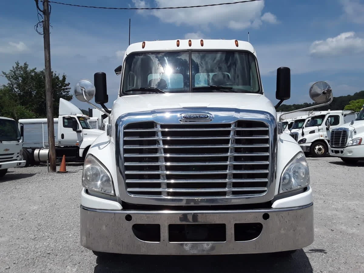 2018 Freightliner Cascadia - image 2