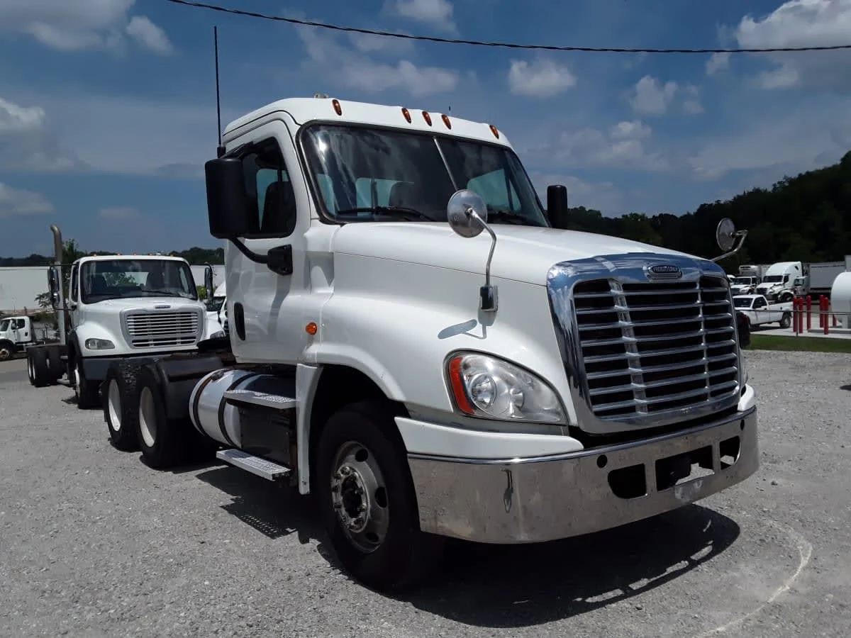 2018 Freightliner Cascadia - image 3