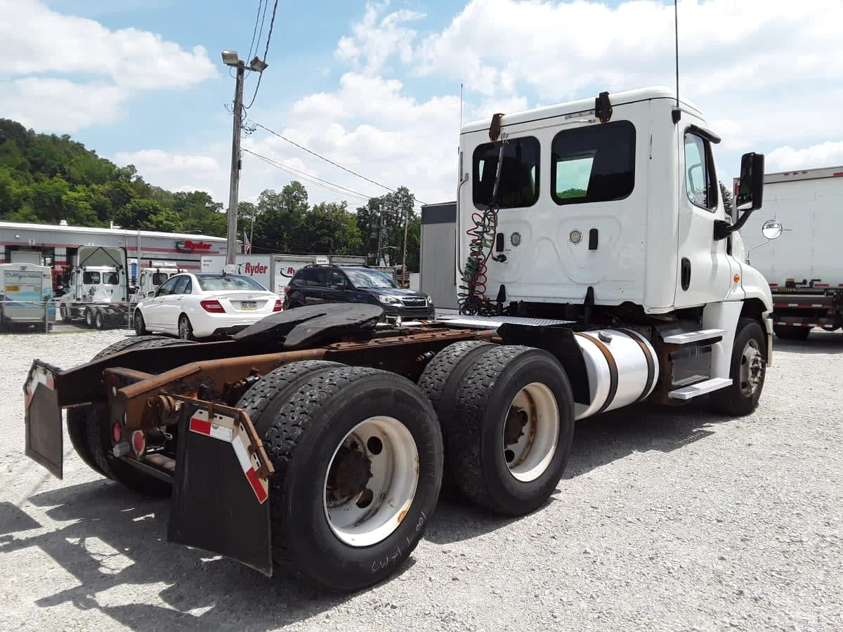 2018 Freightliner Cascadia in Pittsburgh, PA — photo 4