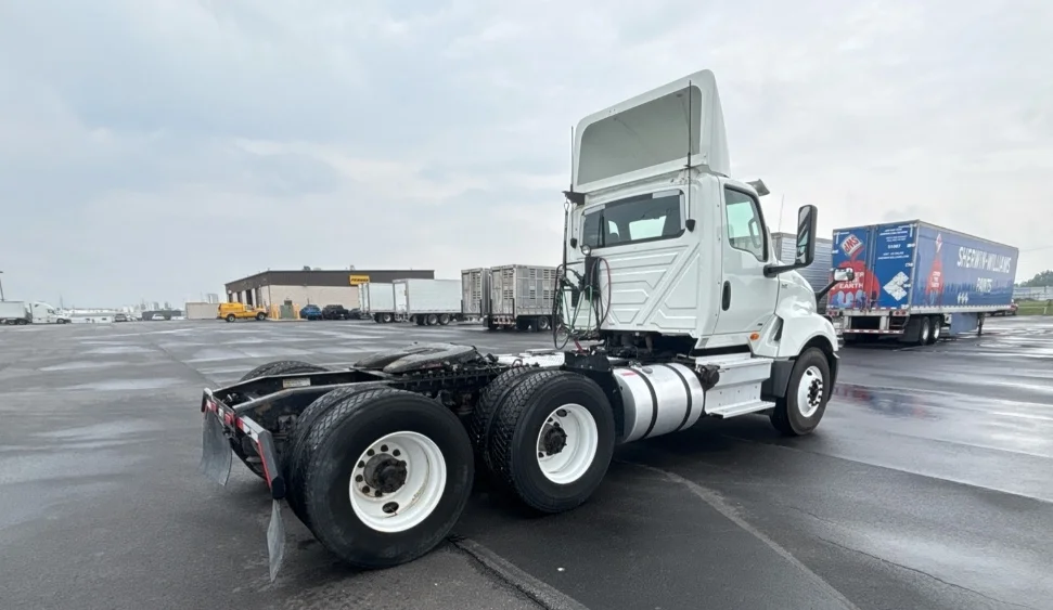 2020 International LT - image 7