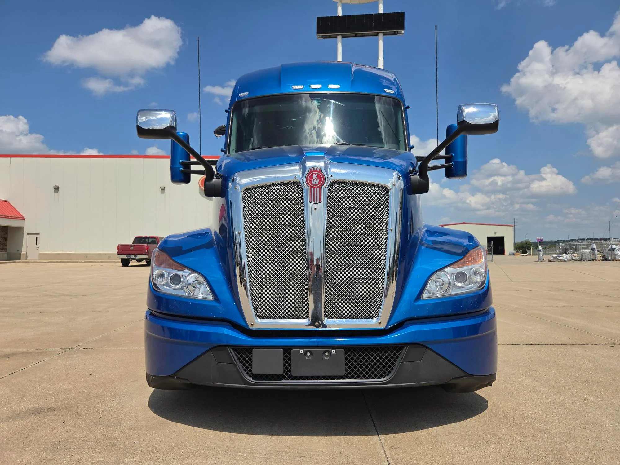 2023 Kenworth T680 in Des Moines, IA — photo 4