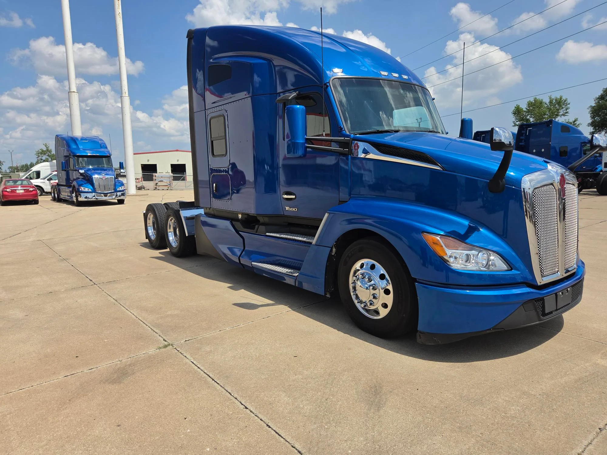 2023 Kenworth T680 in Des Moines, IA — photo 2