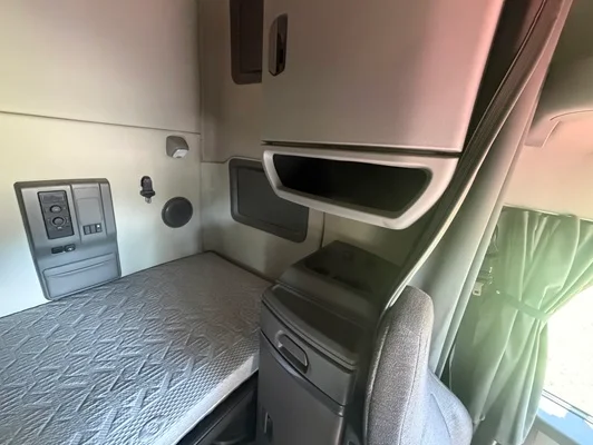 2022 Volvo VNL 760 in Nashville, TN — photo 9
