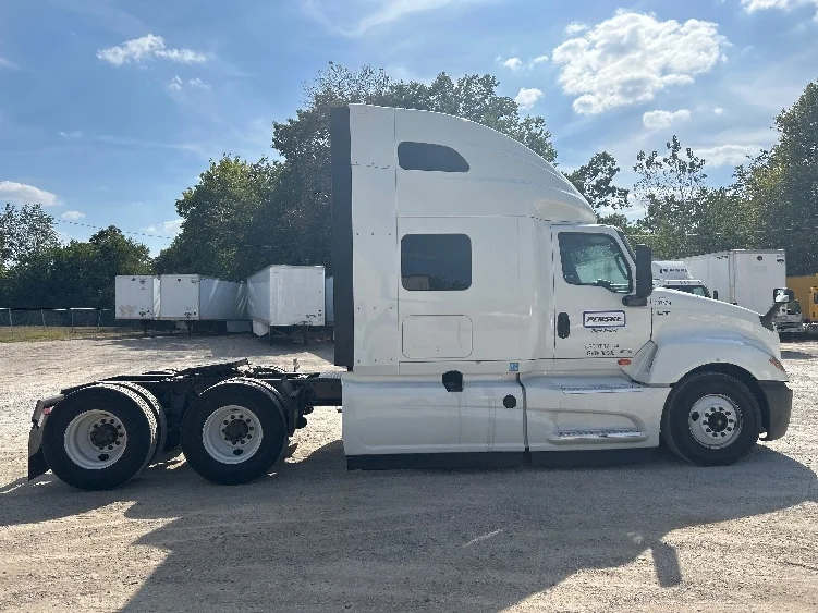 2022 International LT - image 8