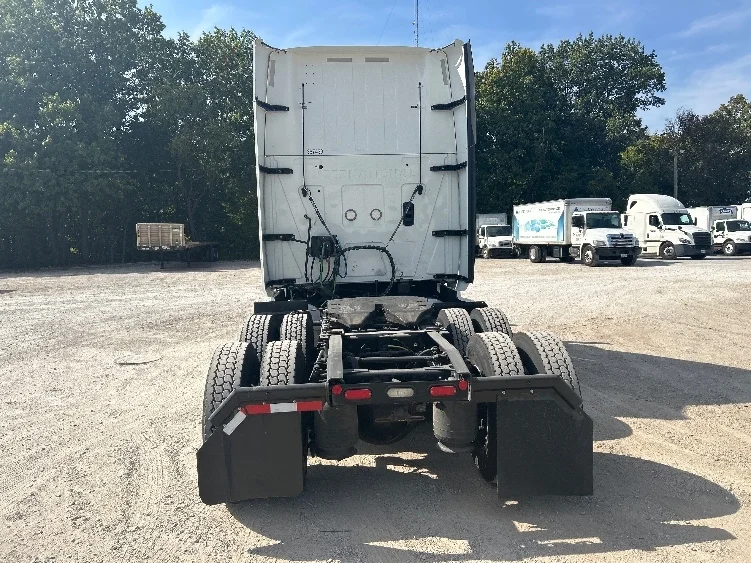 2022 International LT - image 6