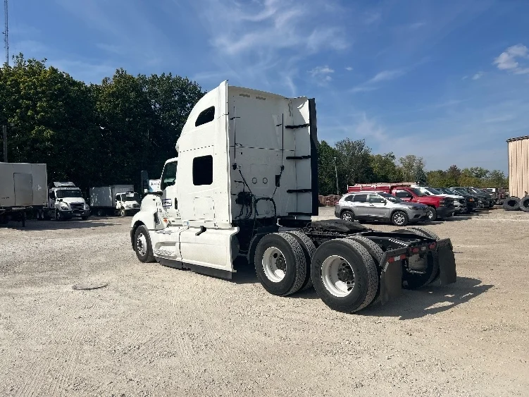 2022 International LT - image 5