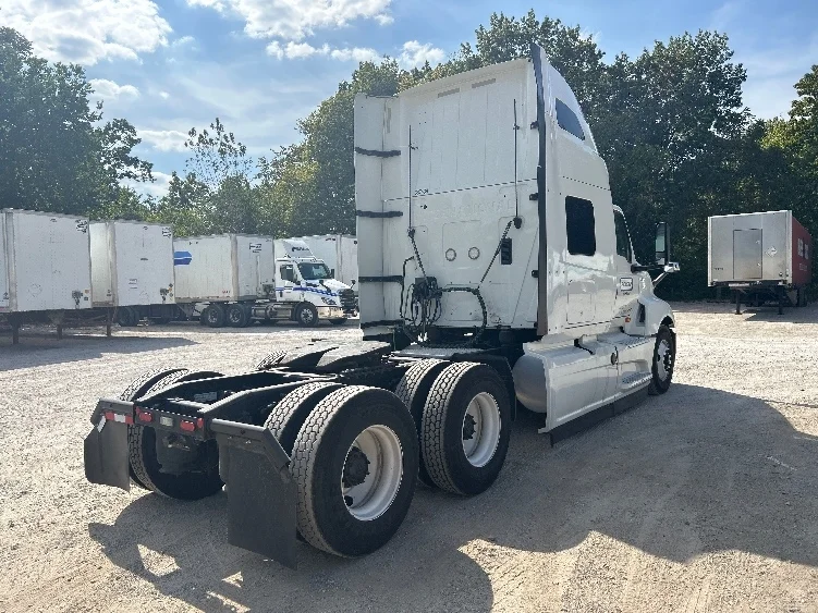 2022 International LT - image 7