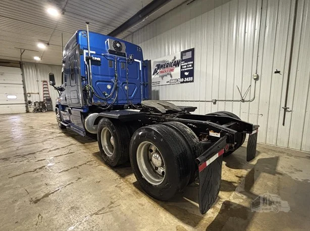 2013 Freightliner Cascadia - image 5
