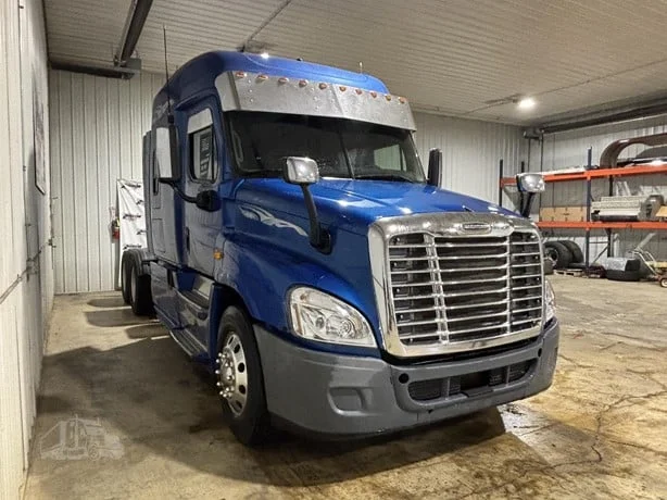 2013 Freightliner Cascadia - image 2