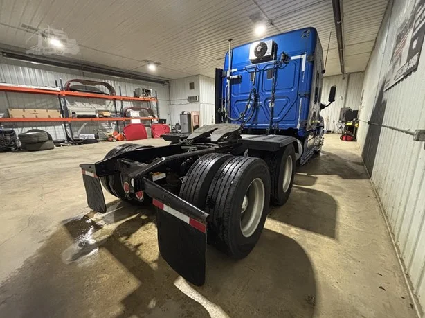 2013 Freightliner Cascadia - image 6