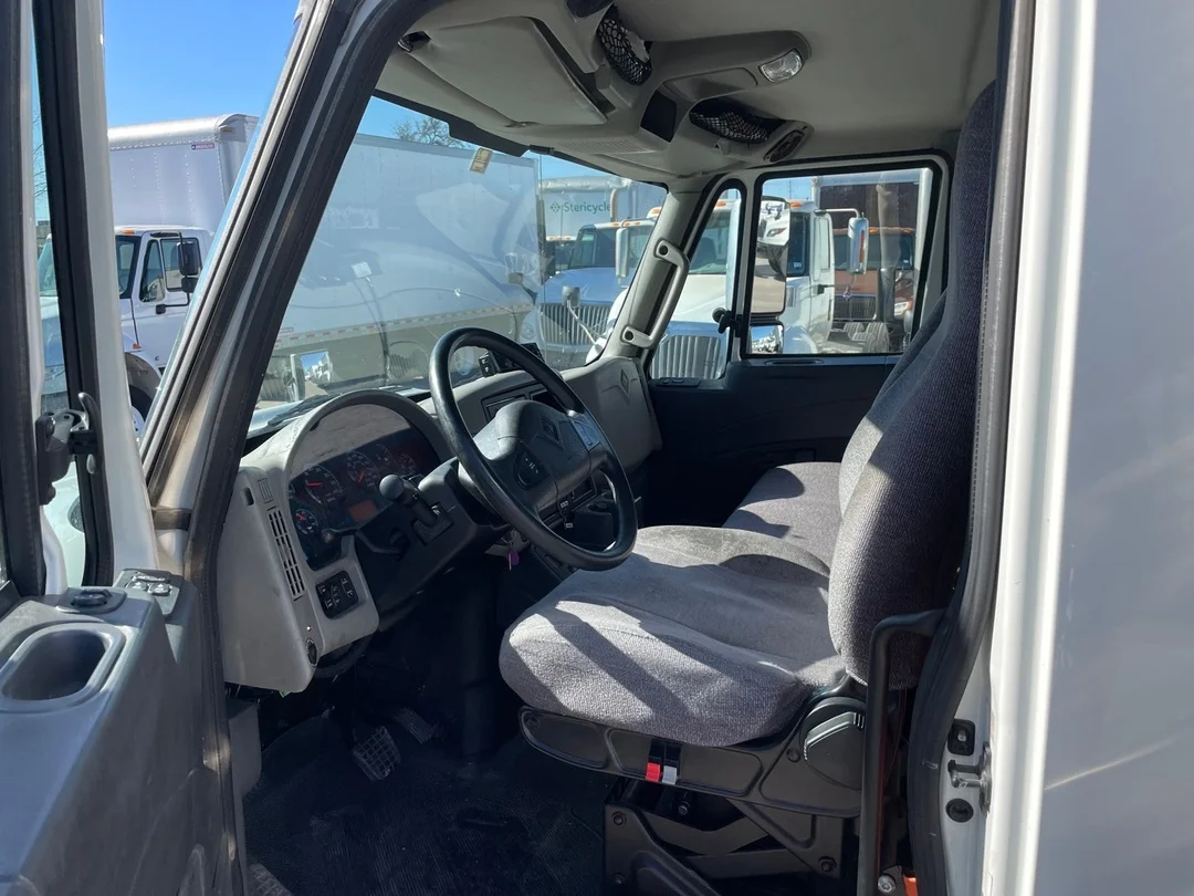 2017 International MV - image 2