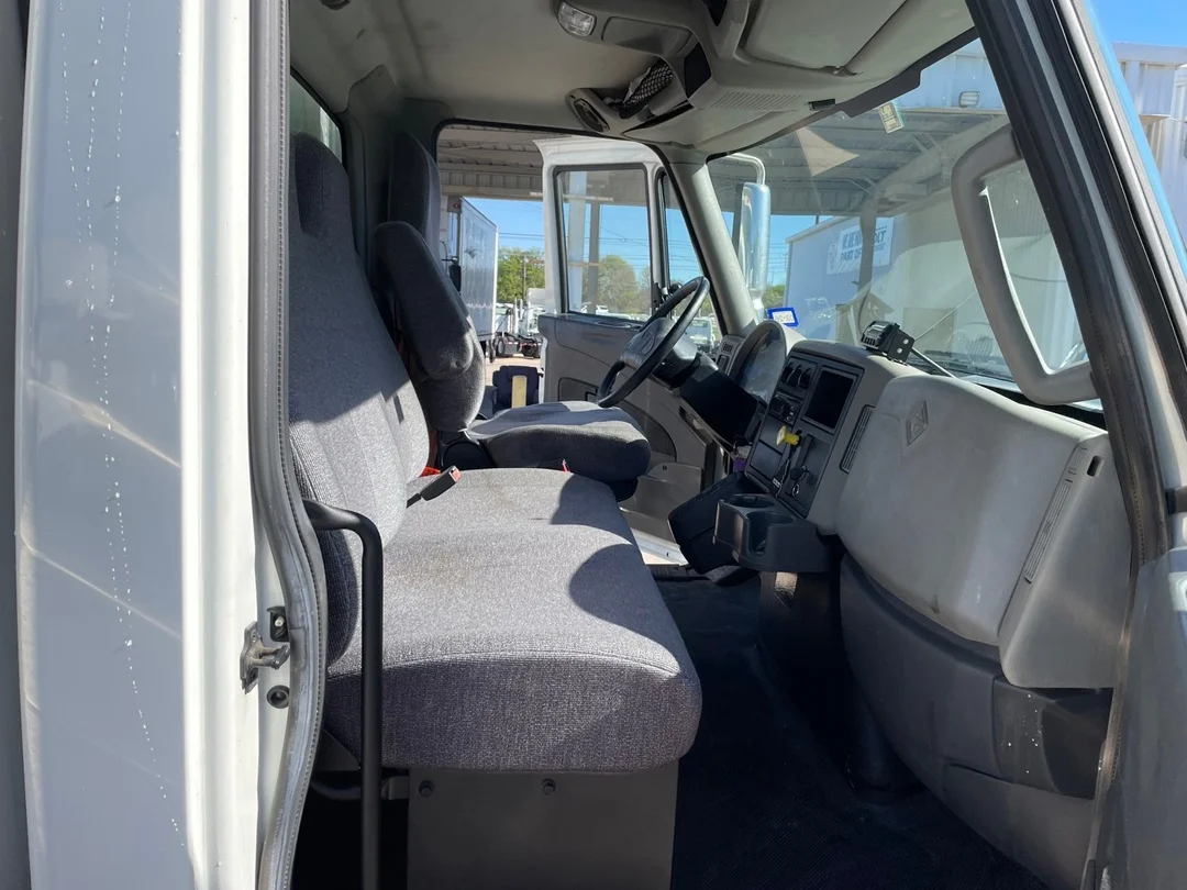 2017 International MV - image 4