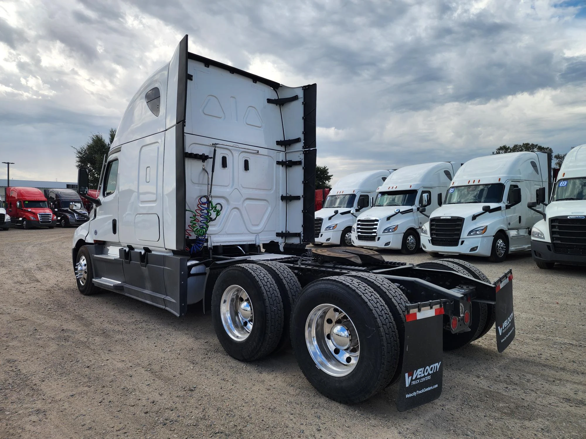 2023 Freightliner Cascadia in Fresno, CA — photo 4