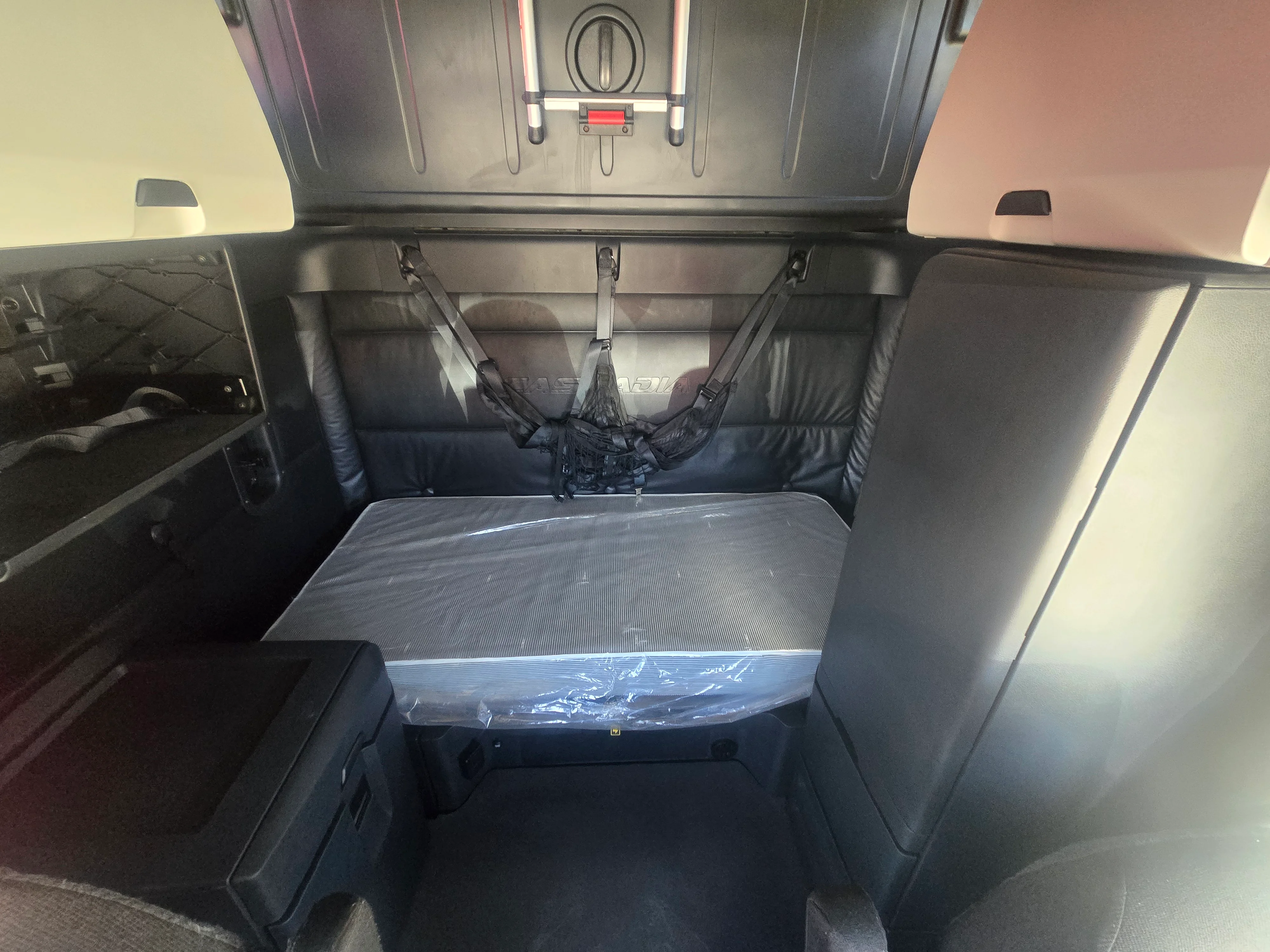 2023 Freightliner Cascadia in Fresno, CA — photo 10