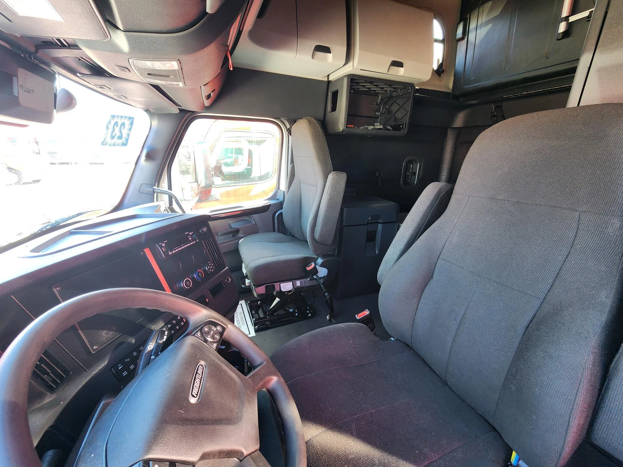 2023 Freightliner Cascadia in Fresno, CA — photo 18