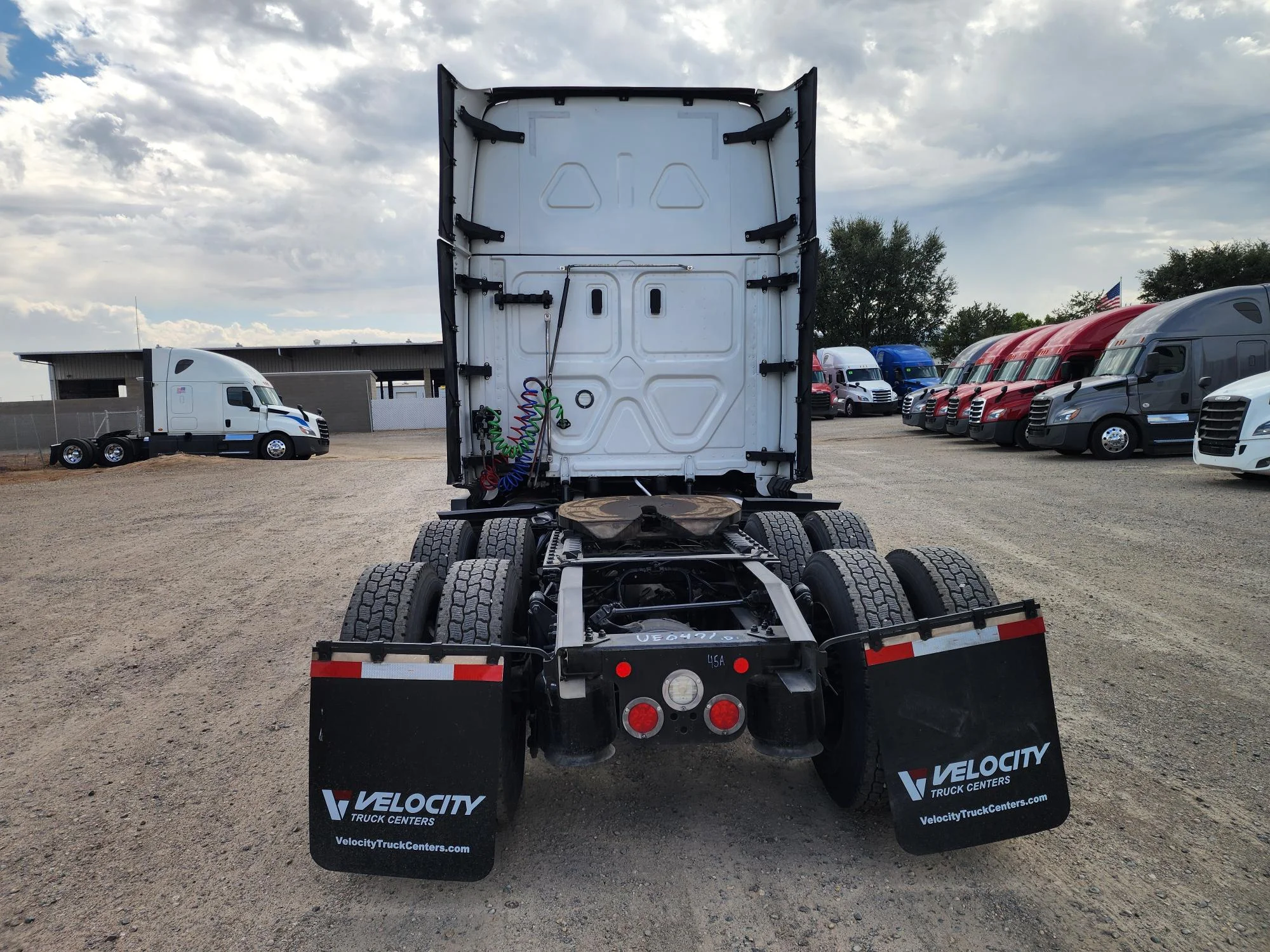 2023 Freightliner Cascadia in Fresno, CA — photo 5