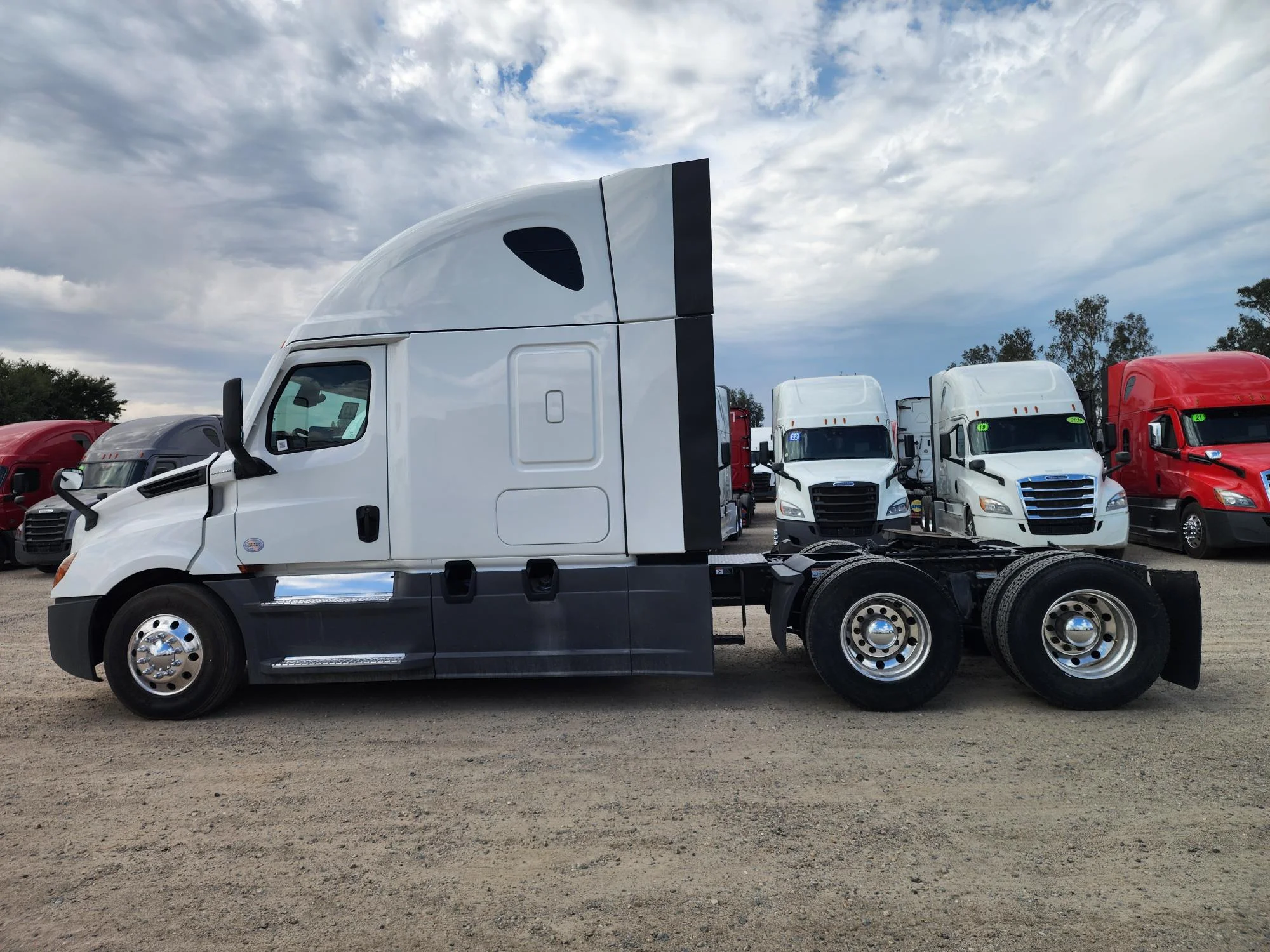 2023 Freightliner Cascadia in Fresno, CA — photo 7